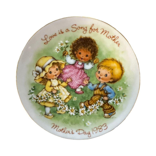 1983 Avon Mothers Day Plate "Love Is A Song For Mother" Collector Plate